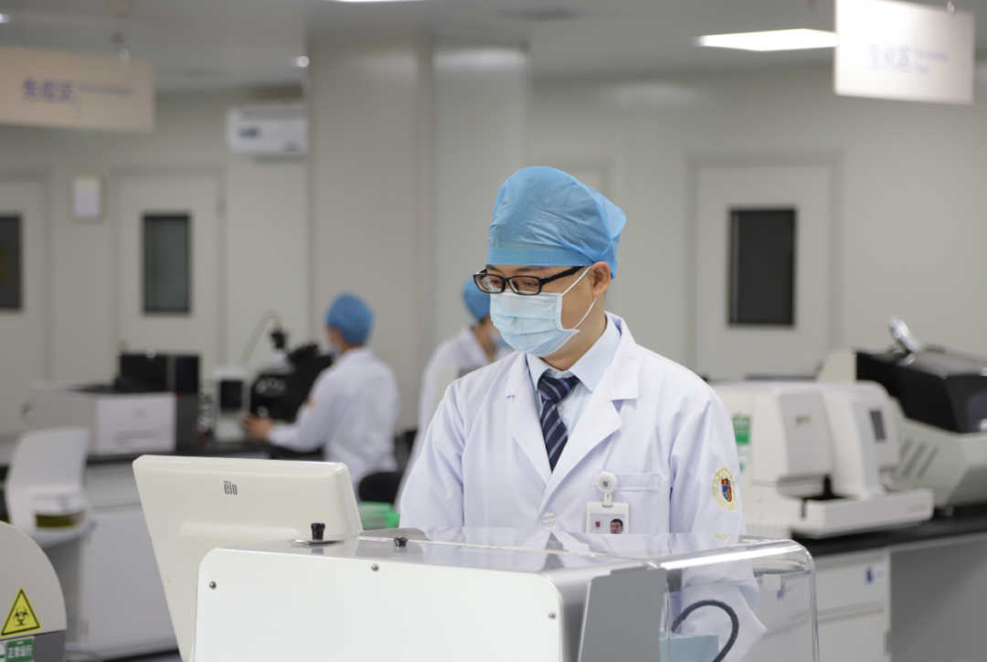 战“疫”火线“排雷兵”--医院分子生物学实验室速写
